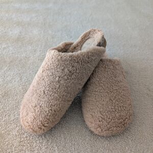 NWT Intentionally Blank Apres Slippers Size 9